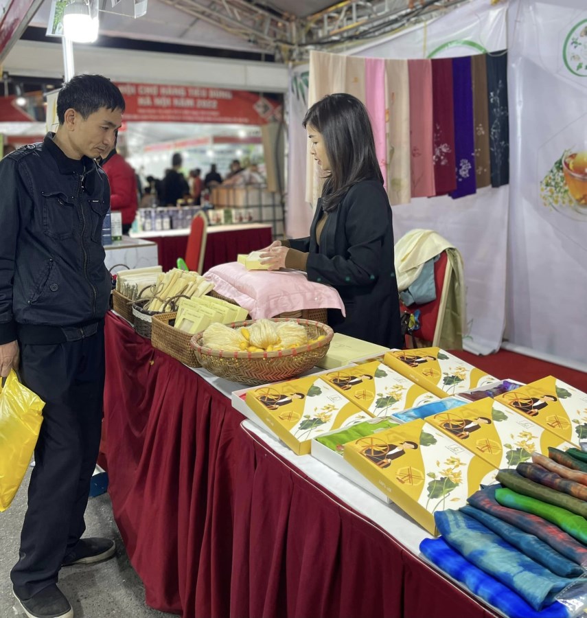 Áo dài lụa tơ tằm bôi nhiên