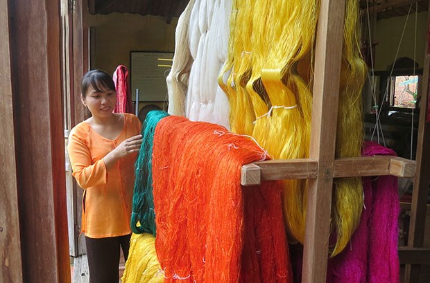 Áo dài lụa tơ tằm bôi nhiên